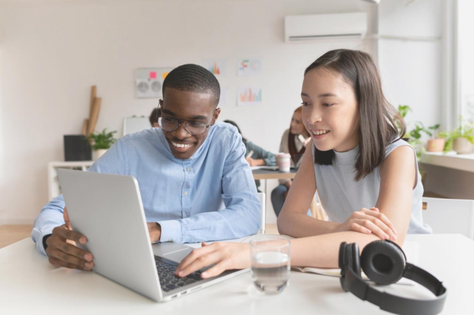 Bureau collaboratif avec tableaux de brainstorming et notes créatives