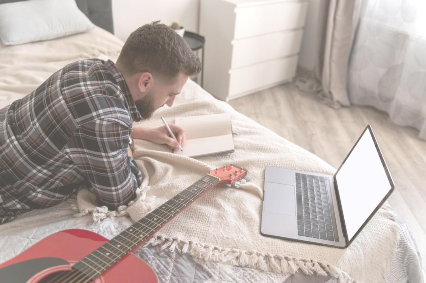 Entrepreneur analysant des opportunités d'affaires sur son bureau